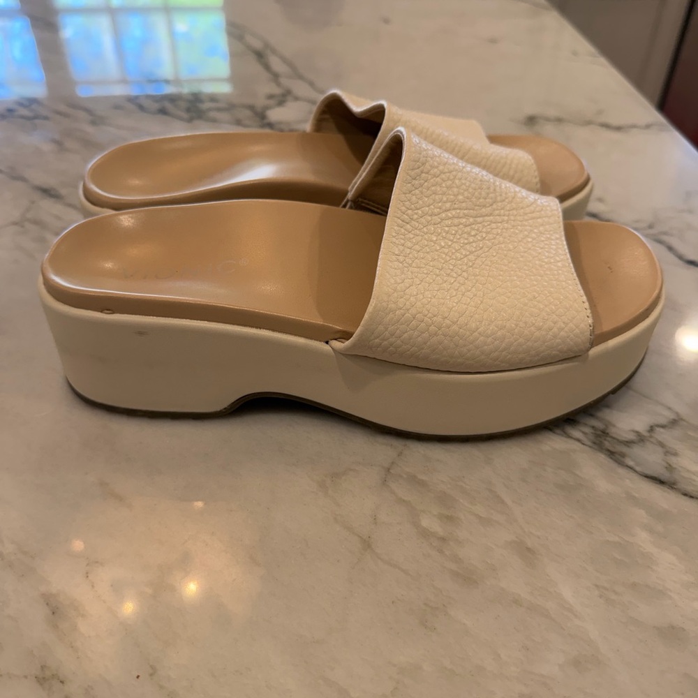 Vionic cream flat forms size 7